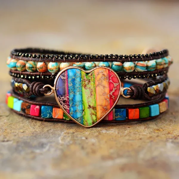Pulseira de couro com pedra formato coração